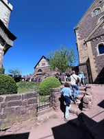 Die Wartburg bietet ein Museum und schöne Aussicht über Eisenach